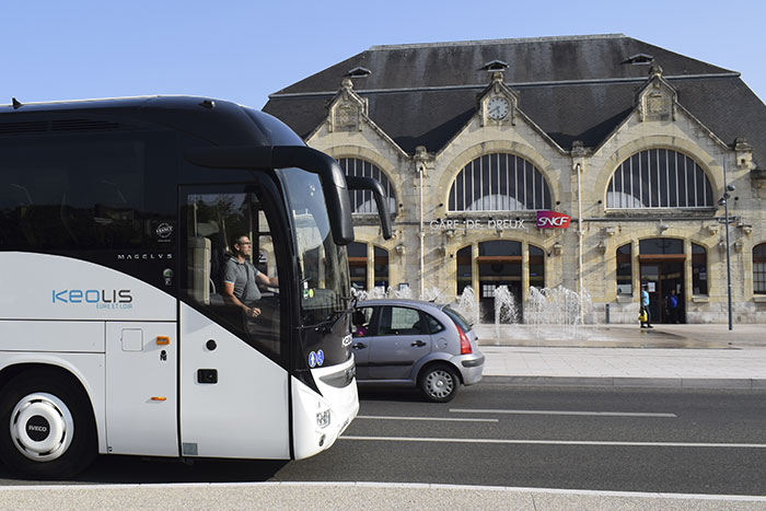 Bus passant devant la gare SNCF de Dreux